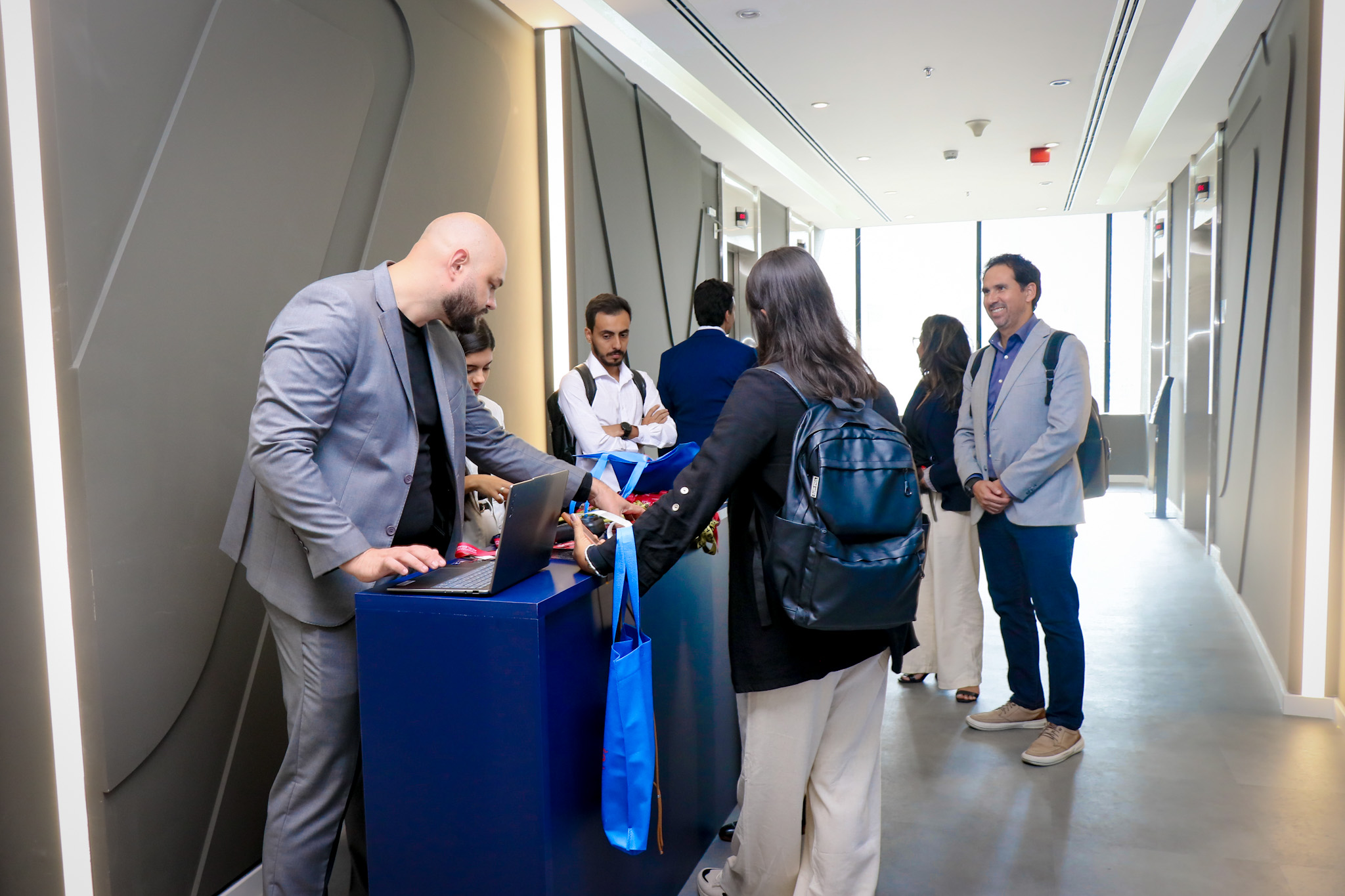 Convidados sendo credenciados no balcão de entrada