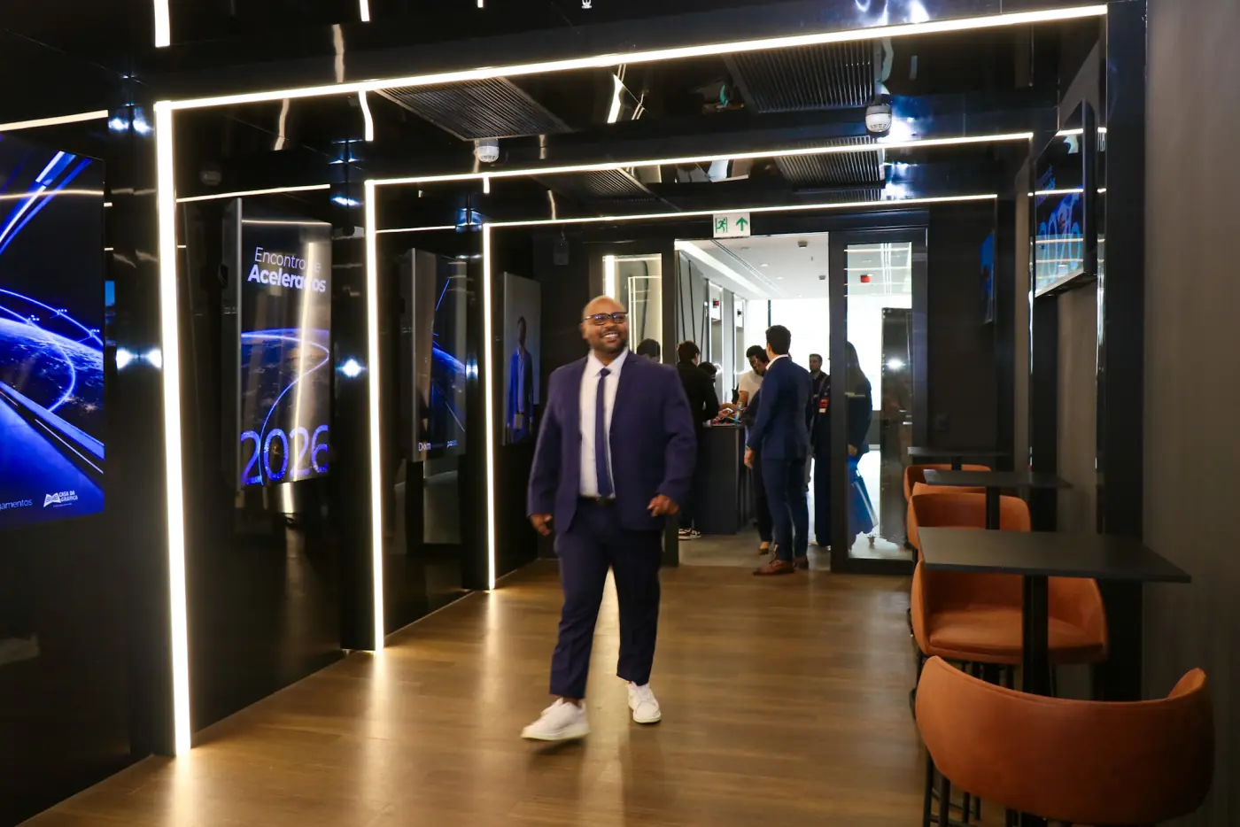 Entrada do Espaço Full Sales com totens digitais e iluminação LED