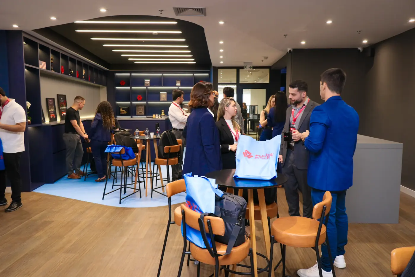 Bar movimentado com convidados em interação