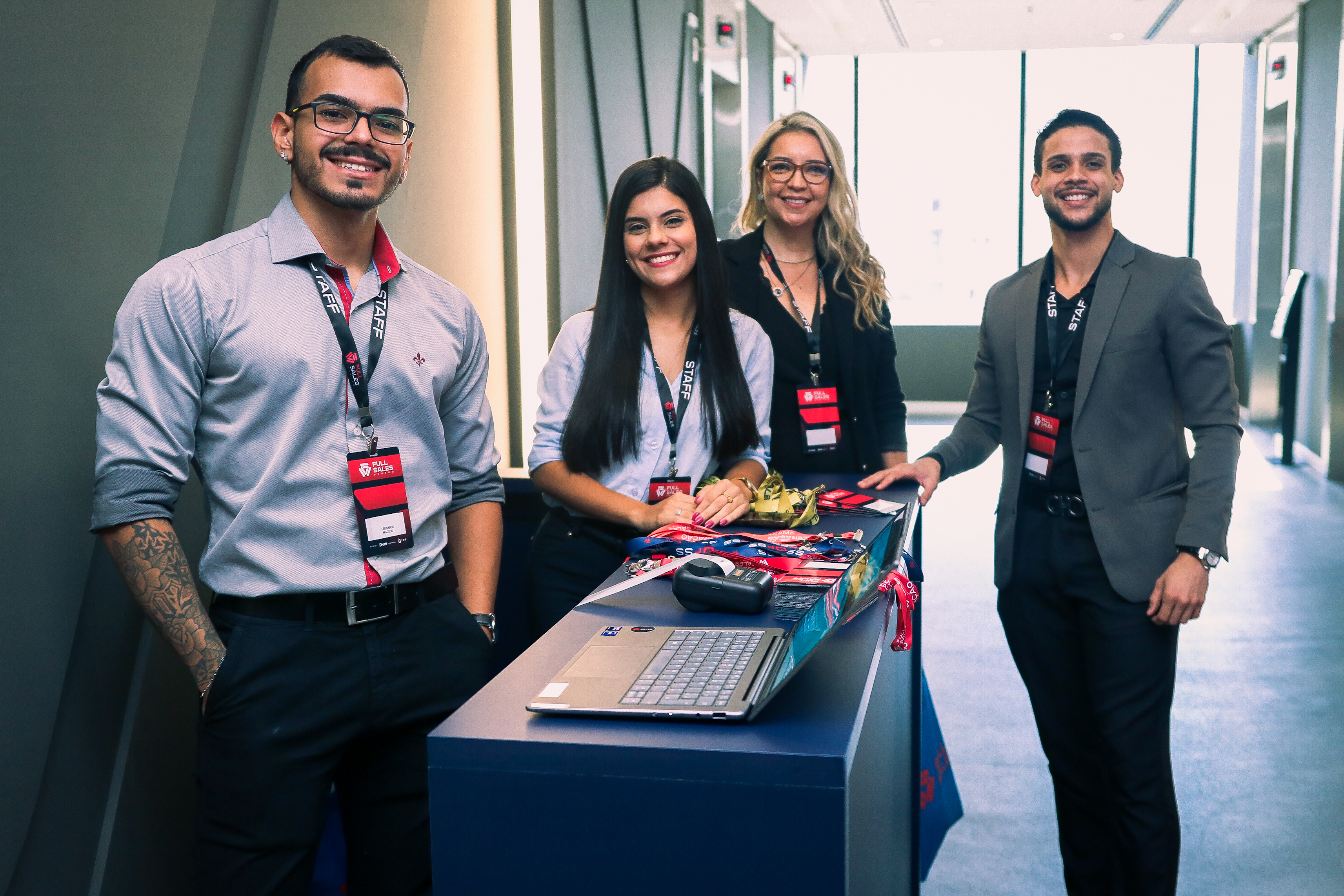 Equipe da recepção do Espaço Full Sales no balcão de credenciamento