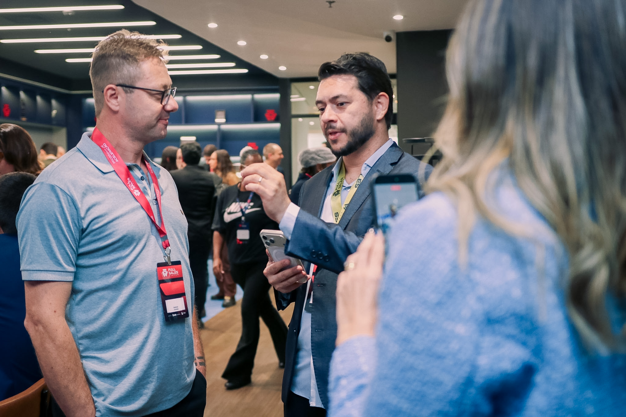 Convidados conversando no momento de networking