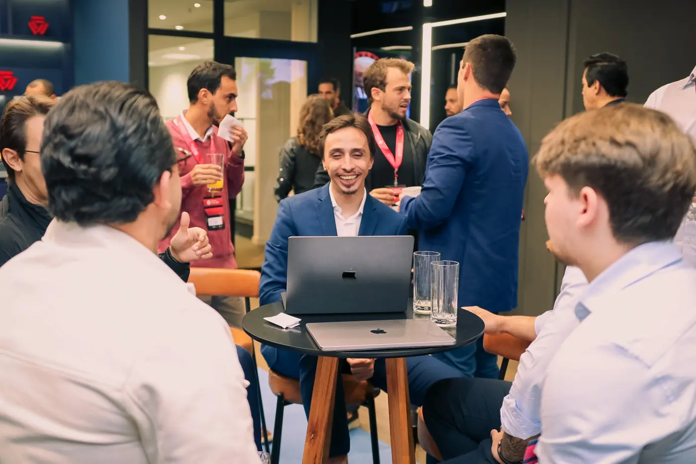 Networking ao redor de uma mesa com notebook