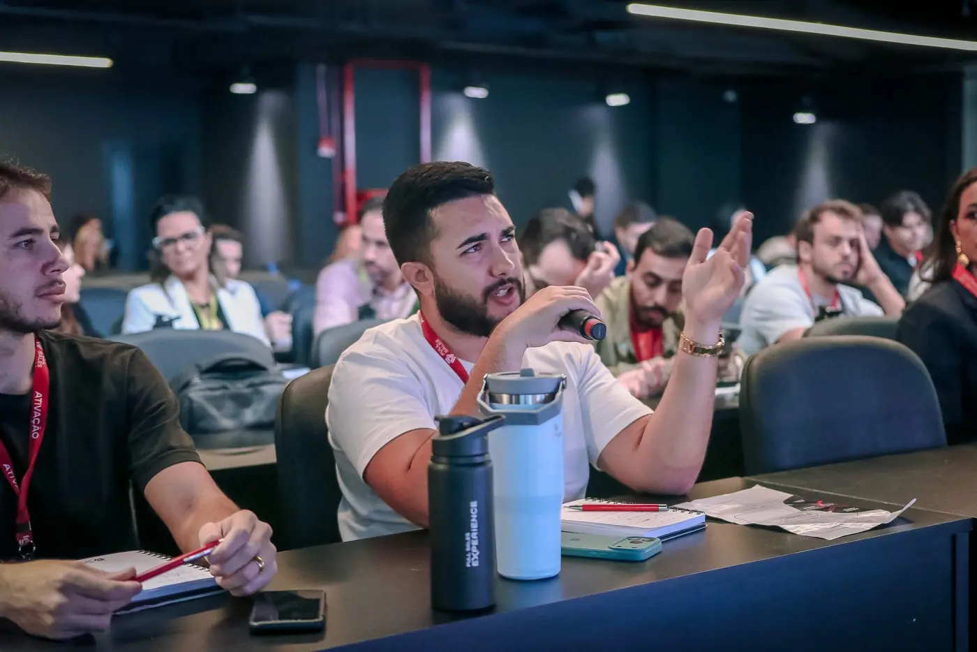 Participante da plenária fazendo uma pergunta com microfone